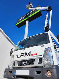 Camião LPM Rent com plataforma elevatória para manutenção de outdoor no Carregado - Aluguer de equipamentos e serviços de elevação